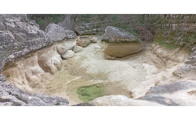 Les Concluses de Lussan - Le Merderis - Version « L’aventure c’est l’aventure »   Par Carole Rodrigo