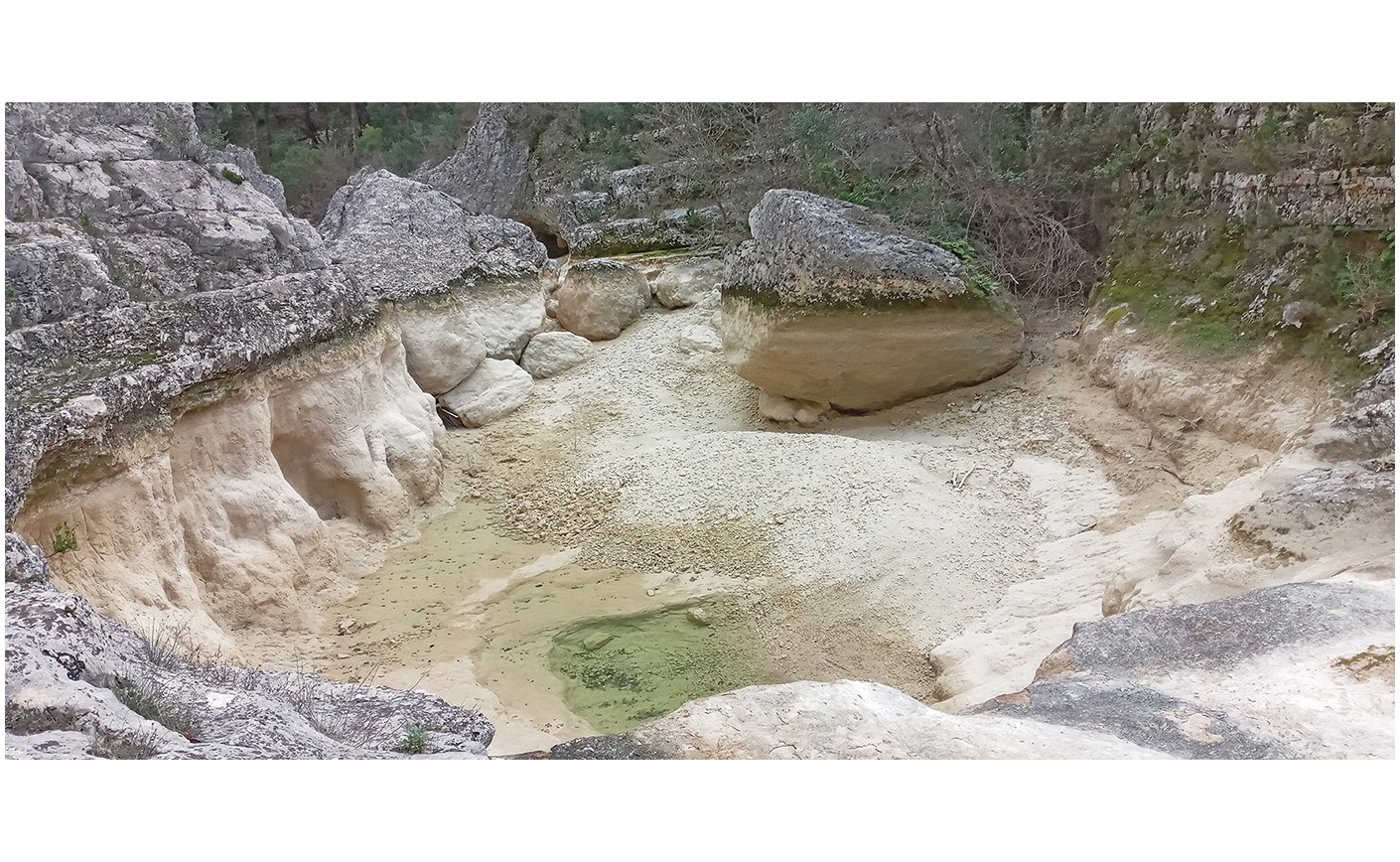 Les Concluses de Lussan - Le Merderis - Version « L’aventure c’est l’aventure »   Par Carole Rodrigo