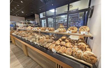 SUR LA TERRE COMME AU CIEL… Notre relation au pain est-elle rompue ?   Par Dominique Garrel