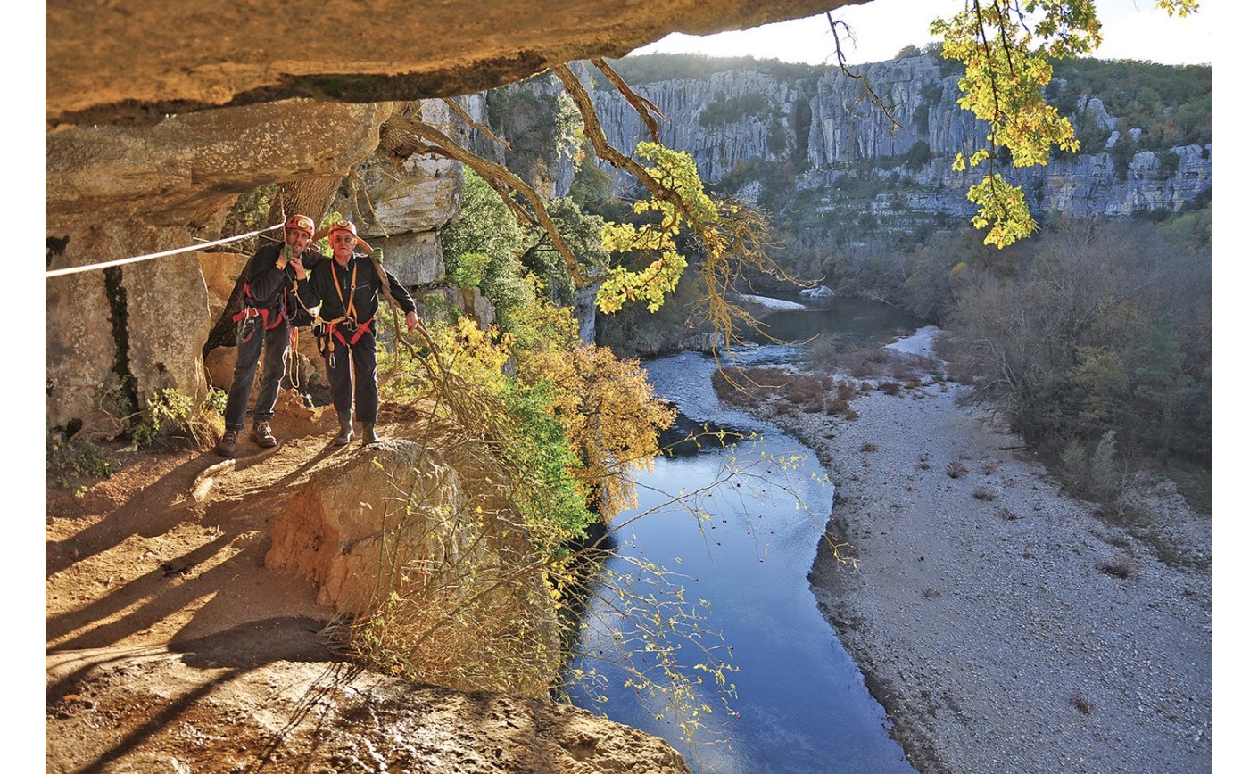 LES GROTTES PERCHEES DANS DES FALAISES DU CHASSEZAC À CASTELJAU Texte & Photos Michel Chabaud